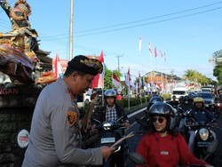 Polres Tabanan Bagikan 1.500 Bendera Merah Putih Sambut HUT ke-81 RI