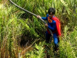 Keren! Remaja Berjubah Superman Ini Ikut Tangani Karhutla Sepulang Sekolah