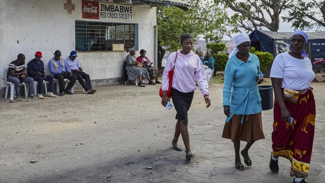 Relatives to the victims of the capsized passenger ferry, await an opportunity to identify their bodies at a Kiosk next to the Kariba Hospital mortuary in Kariba, on August 14, 2026. A man who survived the sinking of a ferry on Zimbabwes Lake Kariba