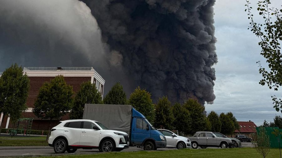 Sebuah pusat pengedaran besar Wildberries di dekat Moskow terbakar akibat serangan drone Ukraina, Minggu (16/8/2026). (REUTERS/Stringer)