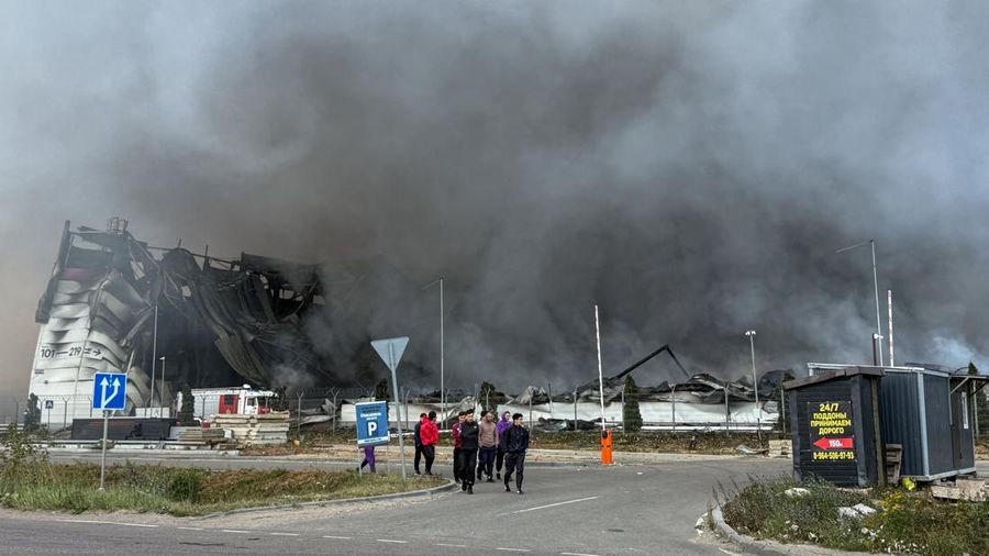 Sebuah pusat pengedaran besar Wildberries di dekat Moskow terbakar akibat serangan drone Ukraina, Minggu (16/8/2026). (REUTERS/Stringer)
