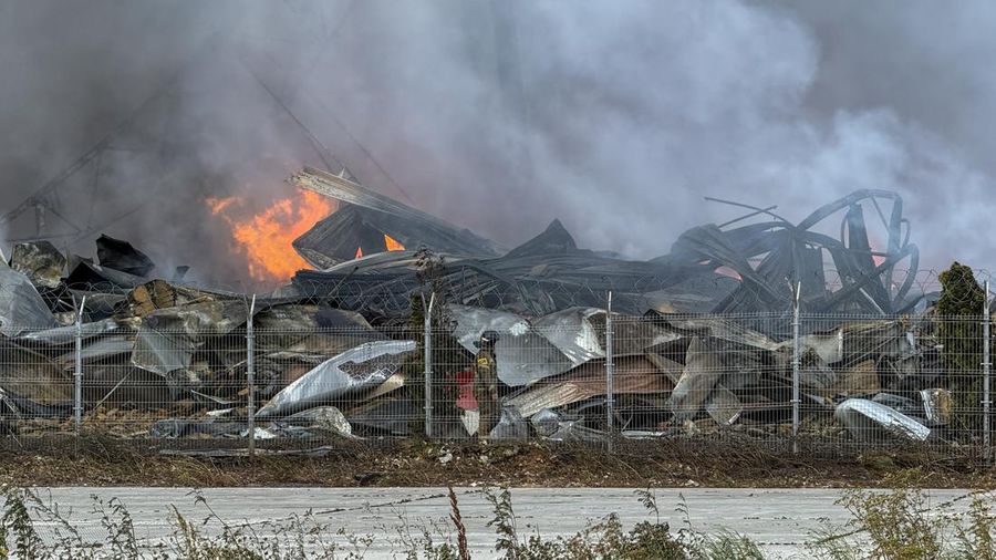 Sebuah pusat pengedaran besar Wildberries di dekat Moskow terbakar akibat serangan drone Ukraina, Minggu (16/8/2026). (REUTERS/Stringer)