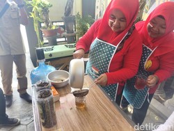Warga Sidoarjo Adu Racik Teh Kumis Kucing Sambut HUT RI, Ini Manfaatnya