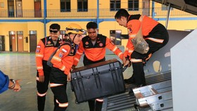 Polri kembali bergerak cepat memperkuat operasi kemanusiaan bagi masyarakat terdampak gempa bumi di Nusa Tenggara Timur (NTT). Minggu (16/8/2026), Polri memberangkatkan 21 personel Direktorat Polisi Satwa bersama 10 ekor anjing K9 dan sekitar 2,5 ton