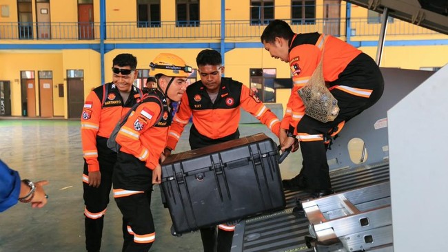 Polri kembali bergerak cepat memperkuat operasi kemanusiaan bagi masyarakat terdampak gempa bumi di Nusa Tenggara Timur (NTT). Minggu (16/8/2026), Polri memberangkatkan 21 personel Direktorat Polisi Satwa bersama 10 ekor anjing K9 dan sekitar 2,5 ton