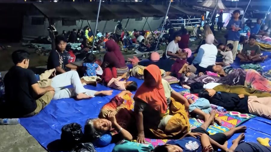 Warga desa beristirahat di tenda darurat setelah mengungsi ke perbukitan menyusul gempa bumi nan terasa di Sikka, Indonesia, Minggu (16/8/2026). (REUTERS/Stringer)