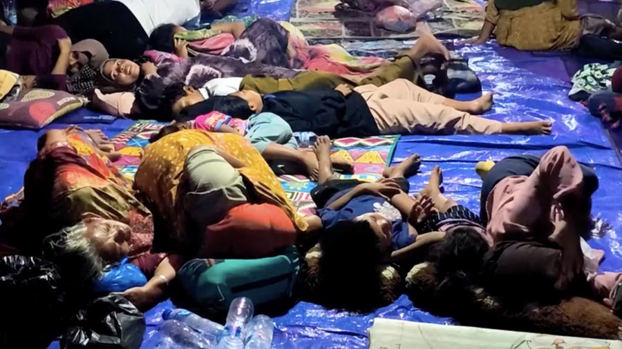 Warga desa beristirahat di tenda darurat setelah mengungsi ke perbukitan menyusul gempa bumi nan terasa di Sikka, Indonesia, Minggu (16/8/2026). (REUTERS/Stringer)