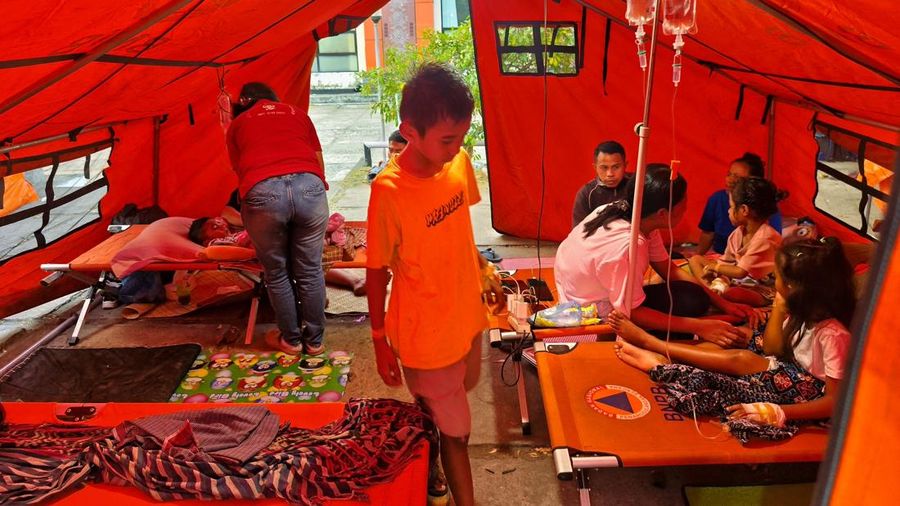 Warga mendapatkan perawatan di rumah sakit wilayah setelah gempa bumi di Maumere, Sikka, Provinsi Nusa Tenggara Timur, Indonesia, Minggu (15/8/2026). (REUTERS/Stringer)