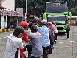 Meriahkan HUT RI, Warga Terminal Kalideres Gelar Lomba Tarik Bus