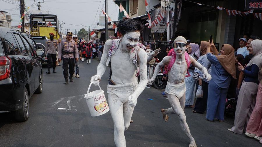 Warga nan mengenakan kostum kreasi berperan-serta dalam karnaval budaya jalanan untuk merayakan HUT ke-81 Kemerdekaan Indonesia di Bayongbong, Garut, Jawa Barat, Minggu (16/8/2026). (ZUMA Press Wire via Reuters Conn)