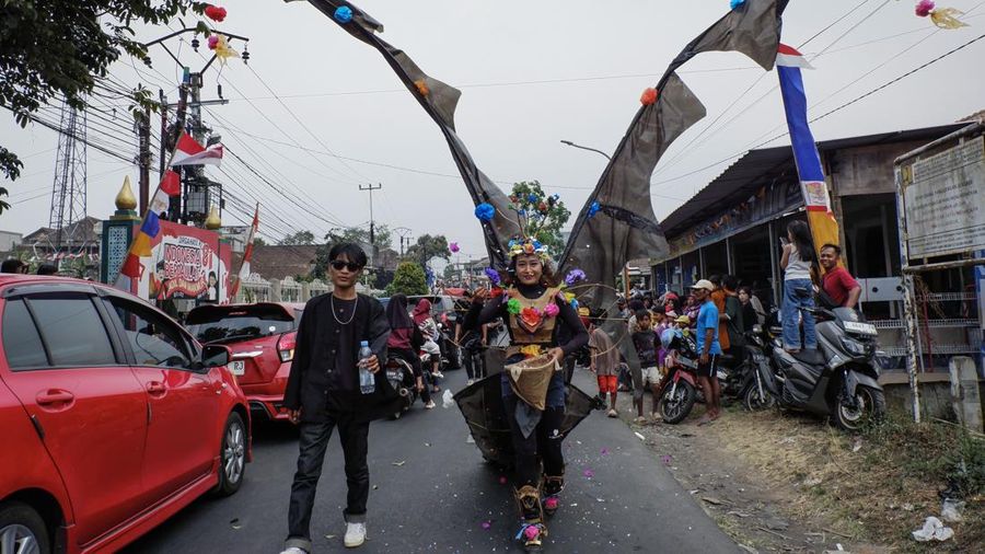 Warga nan mengenakan kostum kreasi berperan-serta dalam karnaval budaya jalanan untuk merayakan HUT ke-81 Kemerdekaan Indonesia di Bayongbong, Garut, Jawa Barat, Minggu (16/8/2026). (ZUMA Press Wire via Reuters Conn)