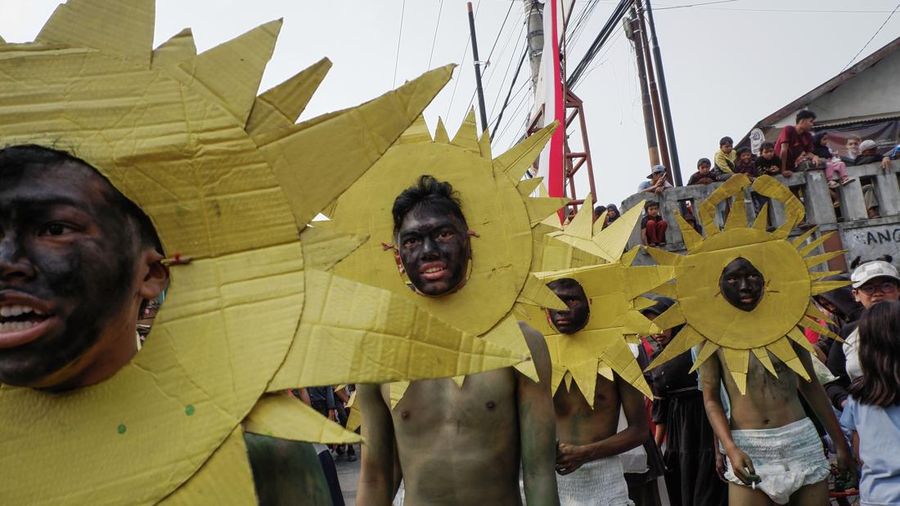 Warga nan mengenakan kostum kreasi berperan-serta dalam karnaval budaya jalanan untuk merayakan HUT ke-81 Kemerdekaan Indonesia di Bayongbong, Garut, Jawa Barat, Minggu (16/8/2026). (ZUMA Press Wire via Reuters Conn)