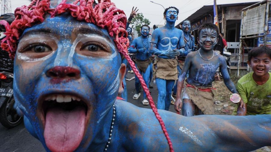 Warga nan mengenakan kostum kreasi berperan-serta dalam karnaval budaya jalanan untuk merayakan HUT ke-81 Kemerdekaan Indonesia di Bayongbong, Garut, Jawa Barat, Minggu (16/8/2026). (ZUMA Press Wire via Reuters Conn)