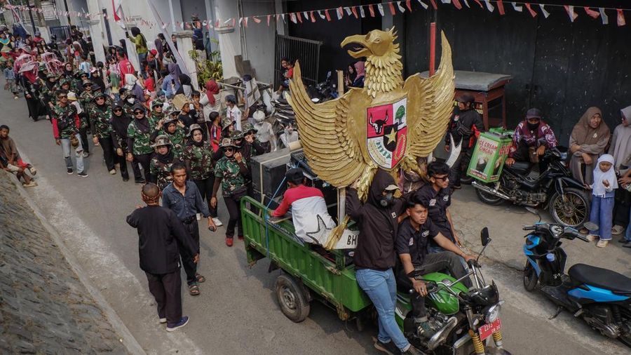 Warga nan mengenakan kostum kreasi berperan-serta dalam karnaval budaya jalanan untuk merayakan HUT ke-81 Kemerdekaan Indonesia di Bayongbong, Garut, Jawa Barat, Minggu (16/8/2026). (ZUMA Press Wire via Reuters Conn)