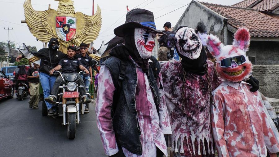 Warga nan mengenakan kostum kreasi berperan-serta dalam karnaval budaya jalanan untuk merayakan HUT ke-81 Kemerdekaan Indonesia di Bayongbong, Garut, Jawa Barat, Minggu (16/8/2026). (ZUMA Press Wire via Reuters Conn)