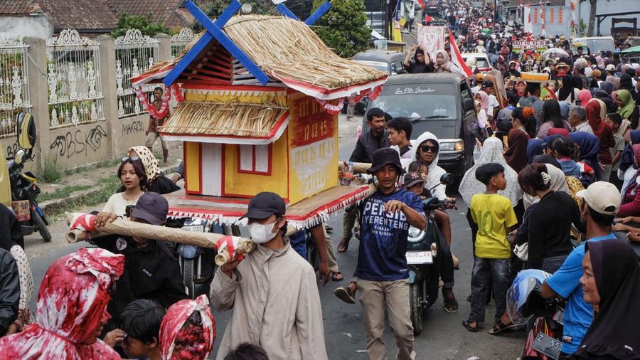 Warga nan mengenakan kostum kreasi berperan-serta dalam karnaval budaya jalanan untuk merayakan HUT ke-81 Kemerdekaan Indonesia di Bayongbong, Garut, Jawa Barat, Minggu (16/8/2026). (ZUMA Press Wire via Reuters Conn)