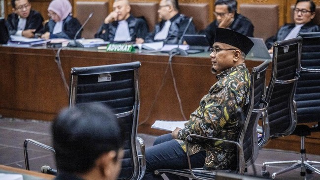 Terdakwa kasus dugaan korupsi kuota haji Yaqut Cholil Qoumas (tengah) menjalani sidang pembacaan dakwaan di Pengadilan Tipikor, Jakarta, Selasa (11/8/2026). Jaksa Penuntut Umum (JPU) KPK mendakwa Menteri Agama periode 2020-2024 Yaqut Cholil Qoumas me