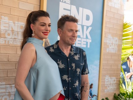 Anne Hathaway Akui Sudah Tahu Jenis Kelamin Bayi Ketiga, Bakal Di-spill?