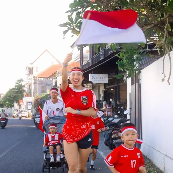 <p>Selebgram Jennifer Bachdim dan suaminya Irfan Bachdim memanfaatkan momen HUT RI untuk mengenalkan nilai-nilai nasionalis ke anak-anaknya. Di hari spesial ini, Jennifer dan sang suami mengajak anak-anak mereka untuk lari sambil mengenakan atribut merah putih. "Kalo buat kamu lari 17 km, kalo sama anak-anak 1,78 km ajaa. Selamat 17 Agustus Gaess. Dirgahayu Republik Indonesia yang ke-81," tulis Jennifer. (Foto: Instagram @jenniferbachdim)</p>