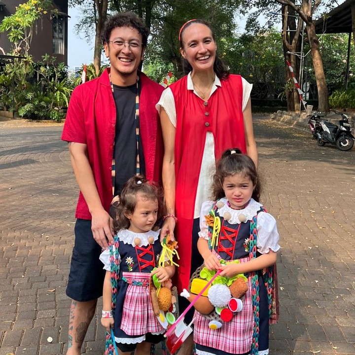 <p>Artis Nadine Chandrawinata merayakan HUT RI dengan menemani kedua putrinya yang mengikuti lomba 17 Agustus. Kedua putri Nadine, yakni Djiwa dan Djala, terlihat kompak mengenakan <em>dress</em> unik dengan kombinasi warna hitam, merah, dan putih. Di HUT RI kali ini, Djiwa dan Djala tampak bersemangat mengikuti beberapa lomba, seperi makan kerupuk dan memindahkan bola. (Foto: Instagram @nadinelist)</p>