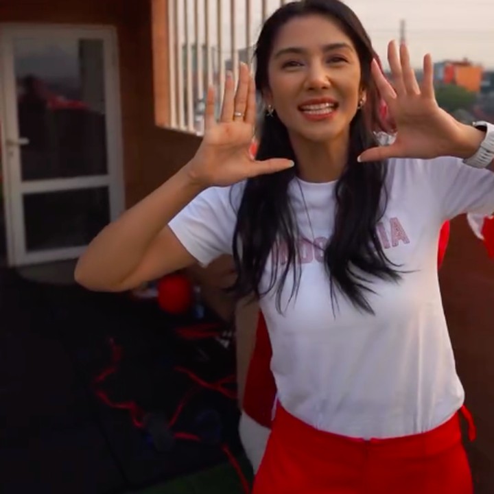<p>Artis cantik Fanny Ghasani mengikuti sejumlah lomba di HUT RI tahun ini. Perempuan 35 tahun ini mengadakan rangkaian acara lomba di rumahnya bersama keluarganya. "Merayakan 17 agustus di rumah. Selamat ulang tahun Indonesiakuuu," tulis Fanny di Instagram. (Foto: Instagram @fannyghassani)</p>