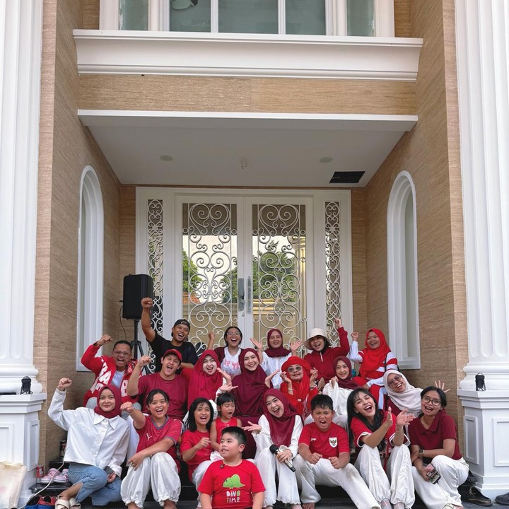 <p>Bunda Seleb Ria Ricis tak mau ketinggalan. Di HUT Ri ke-81 ini, Ricis mengadakan lomba 17 Agustus bersama keluarga besarnya di rumah. Semua peserta lomba juga diharuskan mengenakan pakaian bernuansa merah putih. Keseruan lomba turut dibagikan Ricis di Instagram. "Seporsi kemenangan yang imut imut," tulisnya dalam unggahan ini. (Foto: Instagram @riaricis1795)</p>