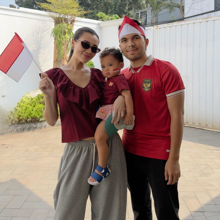 <p>Di perayaan 17 Agustus tahun ini, pasangan Aaliyah Massaid dan Thoriq Halilintar sudah bisa mendampingi sang putra Arash untuk ikut lomba. Kekompakan keduanya saat menemani sang putra ini juga dibagikan di media sosial. "Perdana Arash ikut lomba makan biskuit," tulis Aaliyah. (Foto: Instagram @aaliyah.massaid)</p>