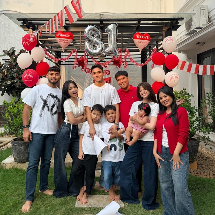 <p>Keluarga selebgram Fujianti Utami Putri juga meramaikan 17 Agustus tahun ini dengan mengadakan aktivitas seru. Keluarga Fuji, termasuk kakaknya Fadly Faisal, membuat sejumlah lomba untuk merayakan HUT RI ke-81. Setiap peserta juga diharuskan mengenakan baju bernuansa merah dan putih. (Foto: Instagram @fuji_an)</p>