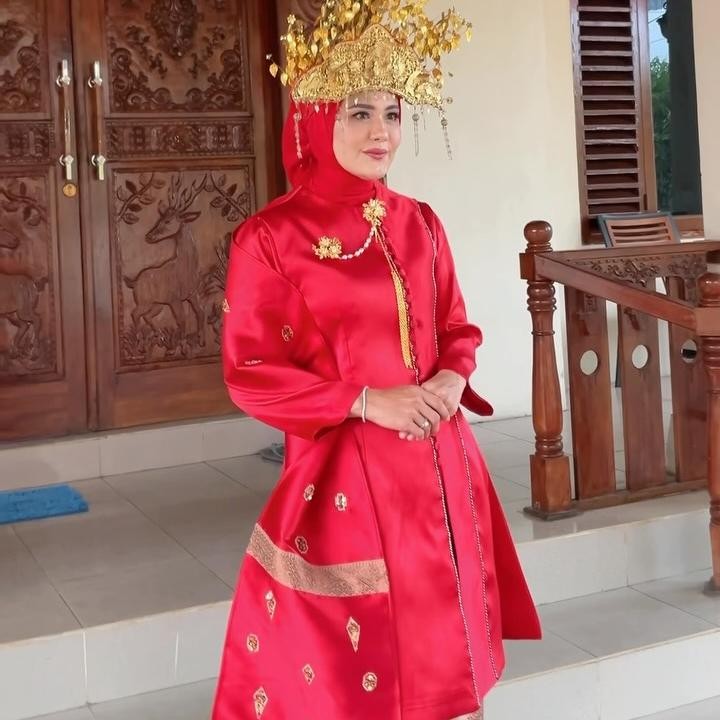 <p>Artis Juliana Moechtar tampil cantik mengenakan kebaya songket bernuansa warna merah di HUT RI ke-81. Dalam penampilannya ini, Juliana juga terlihat mengenakan hiasan kepala berwarna emas khas Minangkabau. "Semarak Kemerdekaan. 81 Indonesia MERDEKAAA!!" tulisnya dalam unggahan di Instagram, (Foto: Instagram @julianamoechtar)</p>