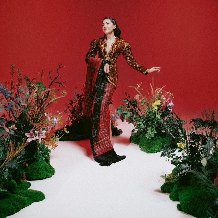 <p>Deretan artis perempuan turut merayakan Hari Kemerdekaan RI ke-81, dengan mengenakan kebaya bernuanas merah putih. Salah satunya adalah artis Olivia Jensen. Melalui unggahan di Instagram, Olivia menunjukkan kebaya karya desainer Hendy Huang sebagai persembahan untuk HUT RI ke-81. "Inilah persembahan kecil untuk Indonesiaku. Merdeka hari ini, merdeka selamanya. 17 Agustus 1945 &mdash; 2026 Indonesia, rumah yang tak tergantikan. Dirgahayu Indonesiaku," tulisnya. (Foto: Instagram @oliviajensen)</p>