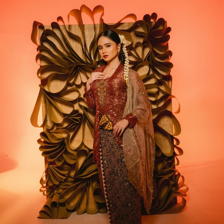 <p>Artis Tissa Biani juga turut merayakan Hari Kemerdekaan dengan mengenakan kebaya, Bunda. Kali ini, Tissa memakai kebaya kutubaru merah dengan detail payet halus dan aksen belt di pinggang. Tissa memadukan gayanya dengan memakai batik bernuansa cokelat dan selendang antik Maduaro. "Dalam nuansa kemerdekaan, Tissa Biani dalam balutan kebaya kutubaru merah, sebuah pernyataan tentang keberanian yang tenang dan kekuatan yang tumbuh dari dalam," tulis Tissa. (Foto: Instagram @tissabiani) &nbsp;</p>