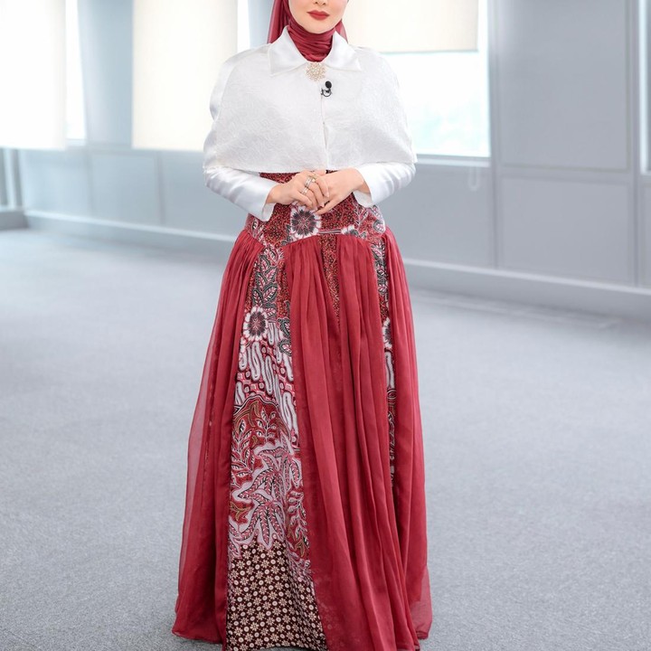 <p>Bunda dua anak, Ashanty, memamerkan gayanya saat padu padan baju mirip hanbok berwarna putih dengan rok batik bernuansa merah. Ashanty makin terlihat anggun karena memadukan pakaiannya dengan jilbab berwarna merah. Melalui unggahan di Instagram, Ashanty menuliskan ucapan selamat ulang tahun kepada Indonesia. "Membalut diri dalam pesona Batik dengan sentuhan elegan Hanbok di hari kemerdekaan. Bukti bahwa warisan leluhur kita selalu relevan dan tak lekang oleh waktu. Selamat Ulang Tahun ke-81, Republik Indonesia! Merdeka!!!" tulisnya. (Foto: Instagram @ashanty_ash)</p>