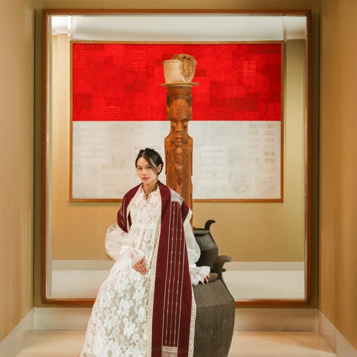 <p>Bintang film <em>Perahu Kertas</em>, Maudy Ayunda, membagikan potretnya mengenakan kebaya brokat putih model gaun karya desainer Edward Hutabarat. Maudy menyempurnakan penampilannya dengan mengenakan kain ulos merah yang digunakan mirip selendang dan disematkan di pundak. Tak hanya itu, Maudy juga mengabadikan momen spesialnya ini dengan latar lukisan Merah Putih karya Yayat Surya. "Dirgahayu Indonesiaku," tulis Maudy. (Foto: Instagram @maudyayunda) &nbsp;</p>