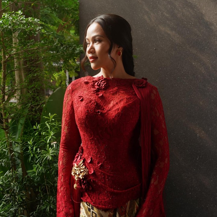 <p>Penyanyi Yura Yunita terlihat anggun mengenakan kebaya merah menyala dalam perayaan HUT RI ke-81. Pelantun lagu Tutur Batin ini memadukan kebaya ini dengan kain batik cokelat dan gaya rambut kepang. "Terbalut merah, jaga harap di sisa nyali," ungkap Yura dalam unggahannya di Instagram. (Foto: Instagram @yurayunita)</p>