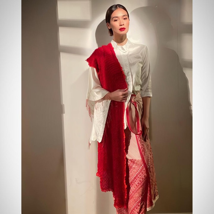 <p>Artis cantik Marsha Thimoty juga mengunggah gaya busananya saat mengenakan kebaya merah putih di Hari Kemerdekaan. Bunda satu anak ini memadukan kebaya putih dengan selendang dan kain batik motif merah. "Dirgahayu," tulis Marsha dengan menyematkan caption bendera merah putih. (Foto: Instagram @marshatimothy)</p>