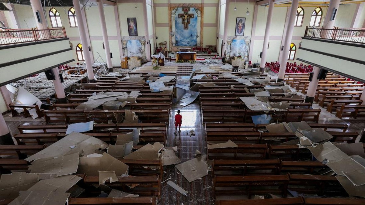 A child observes the damage at the St. Fransiskus Asisi-Karot church, in the aftermath of an earthquake, in Ruteng, Manggarai regency, East Nusa Tenggara province, Indonesia, August 17, 2026. REUTERS/Willy Kurniawan