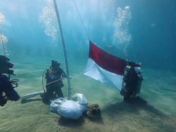 Ratusan Penyelam NTB Kibarkan Merah Putih di Bawah Laut
