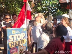 Serunya Bule-bule Ikut Lomba Makan Kerupuk di Pantai Legian
