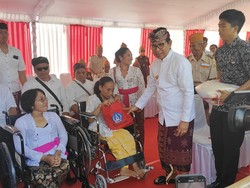 Momen Hangat Adi Arnawa Beri Bingkisan untuk Veteran Seusai Upacara HUT RI