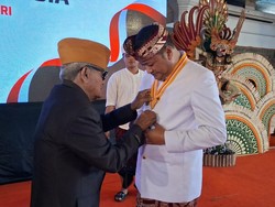 Bupati Mahayastra Terima Penghargaan Bintang LVRI