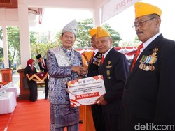 Pemkab Lamongan Serahkan Tali Asih kepada Veteran di HUT ke-81 RI