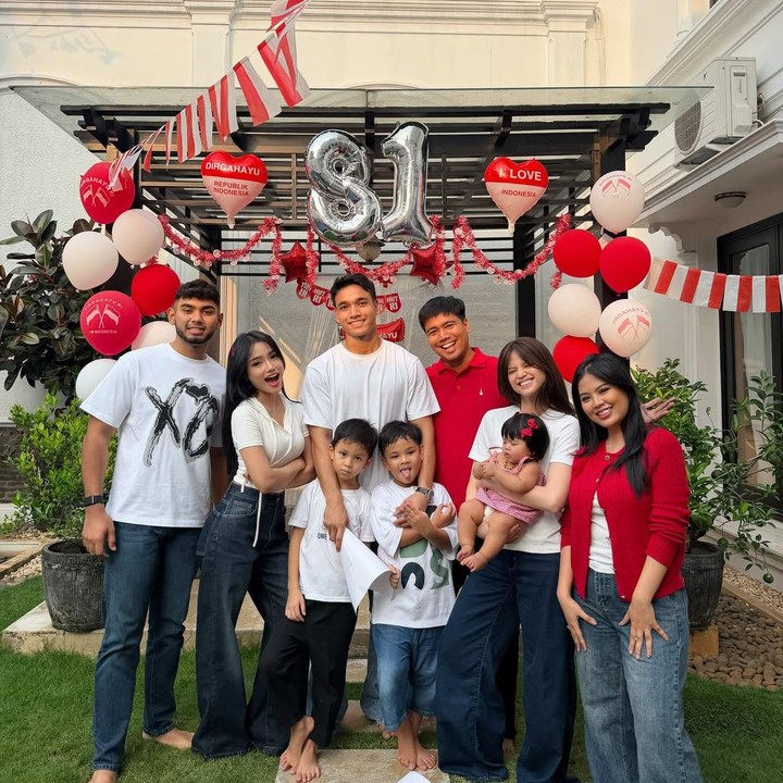 <p>Gala Sky anak mendiang Vanessa Angel ikut memeriahkan HUT RI ke-81 bersama keluarga besarnya. Sang tante, Fuji nampak mengadakan berbagai perlombaan dan menghias area rumah dengan berbagai pernak-pernik khas 17 Agustusan. Wah, kira-kira Gala ikut lomba apa ya? (Foto: Instagram @fuji_an)</p>