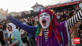Sejumlah warga menghadiri Gegap Gempita Kota Tua di Taman Fatahillah, Kota Tua Jakarta, Sabtu (15/8). (CNN Indonesia/Febria Adha L)