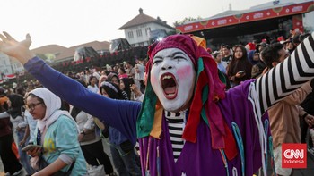Sejumlah warga menghadiri Gegap Gempita Kota Tua di Taman Fatahillah, Kota Tua Jakarta, Sabtu (15/8). (CNN Indonesia/Febria Adha L)