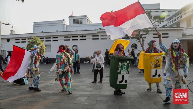 Sejumlah warga menghadiri Gegap Gempita Kota Tua di Taman Fatahillah, Kota Tua Jakarta, Sabtu (15/8). (CNN Indonesia/Febria Adha L)