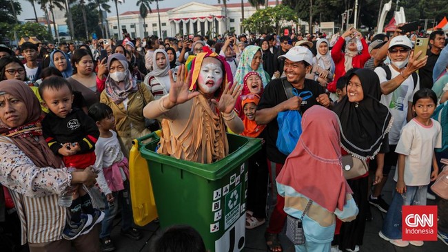 Sejumlah warga menghadiri Gegap Gempita Kota Tua di Taman Fatahillah, Kota Tua Jakarta, Sabtu (15/8). (CNN Indonesia/Febria Adha L)