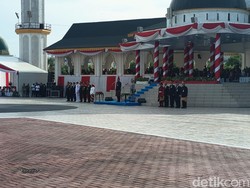 Ikut Panas-panasan, Bobby Pimpin Upacara HUT Ke-81 RI di Luar Pendopo Astaka