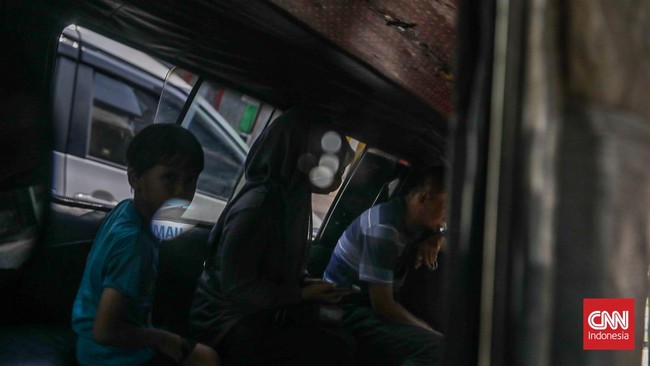 Guru relawan, Lia (40) mengajar di TK Inspirasi Indonesia, Bekasi, Jawa Barat, Kamis (14/8). (CNN Indonesia/Febria Adha L)