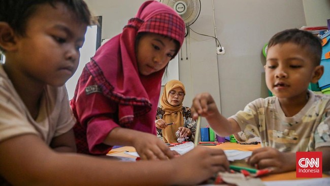 Guru relawan, Lia (40) mengajar di TK Inspirasi Indonesia, Bekasi, Jawa Barat, Kamis (14/8). (CNN Indonesia/Febria Adha L)