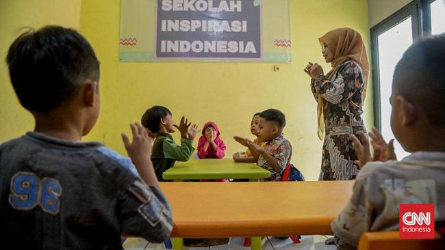 Guru relawan, Lia (40) mengajar di TK Inspirasi Indonesia, Bekasi, Jawa Barat, Kamis (14/8). (CNN Indonesia/Febria Adha L)